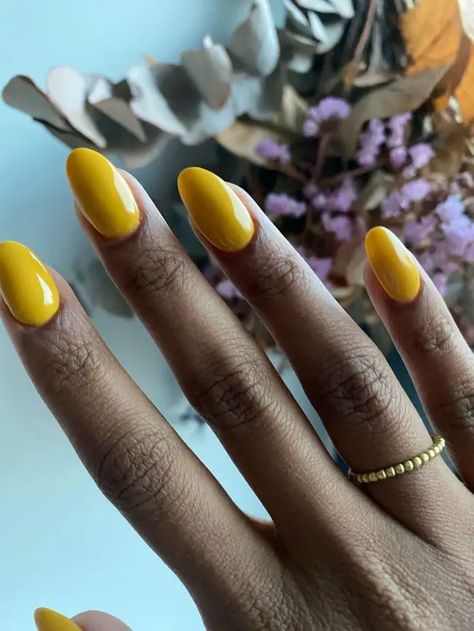 Mustard Nails Design Short, Yellow Nails On Black Women, Mustard Nails Gel, Yellow Mustard Nails, November Nail Colors 2023, Dark Yellow Nails, Mustard Nails Design, Yellow Dip Nails, Mustard Yellow Nails