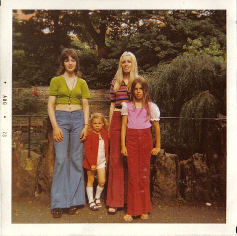 1974... I had these flared jeans and thought I was the bees knees Mundo Hippie, 70s Mode, Looks Hippie, 60s 70s Fashion, 70s Inspired Fashion, 70s Aesthetic, 70s Outfits, 70’s Fashion, Janis Joplin