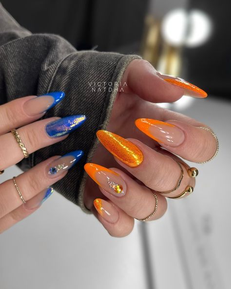 I love me a colorful bold set 🥹🫶🏽 look at that gleamy blue nail on the 2nd pic 🤤💦 ————————————————————————— ad/ @omnialuxeofficial products used: • Gel polish Ocean Drive • GLEAM Glitter • Fine Liner Dual 12/16mm • Smooth Top Bit • Clean Cuticle Bit • Upgrade Flame Bit • Deep Aqua Crystal • Crystal AB Shop all from @omnialuxeofficial | www.omnialuxe.se 🖤 ——————————————��——————————— #omnialuxe #naglarstockholm #thenailconnection #nailjunkie #thenailbabe #nailtop #nokti #unhas #nailproducts #... Orange And Blue Nails, Navy Nails, I Love Me, Blue Nail, Ocean Drive, Orange Nails, Crystal Ab, Blue Nails, Love Me