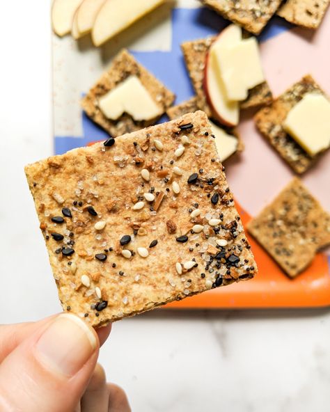 3-Ingredient Everything Bagel Grain Free Crackers (Gluten Free, Vegan) | Liz Moody Almond Meal Crackers, Almond Flour Crackers Vegan, Everything Bagel Crackers, Gf Crackers, Crackers Gluten Free, Flaxseed Crackers, Flax Crackers, Flax Seed Crackers, Nutella Muffin