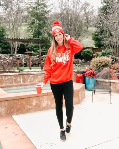 Chiefs Game Day Outfit Winter, Kc Chiefs Outfit Ideas Women, 49ers Game Day Outfit Women, Football Watch Party Outfit, Kansas City Chiefs Game Day Outfit, Chiefs Outfit Woman, Nfl Outfit Ideas Woman, Chiefs Game Day Outfit, Stadium Outfit