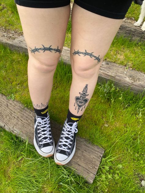 Barbed Wire Star Tattoo, Thigh Barb Wire Tattoo, Knee Chain Tattoo, Knee Barbed Wire Tattoo, Barbed Wire Ankle Tattoo, Barbwire Knee Tattoo, Barb Wire Knee Tattoo, Chain Knee Tattoo, Barbed Wire Leg Tattoo