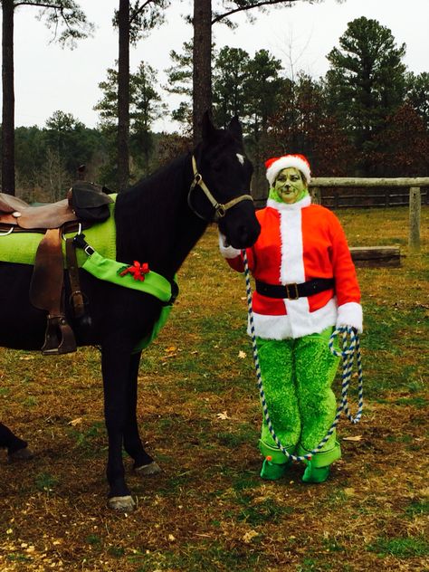 I filled my saddle bags with all sour candy, sour punch straws and things like that! Details matter. I used my fleece green straps to cover my horses Brest straps and added a few poinsettia also. I had one of those deer antlers tied to the top of my horses bridle, you can't see it in my pic. Grinch Horse Costume, Christmas Horse And Rider Costumes, Christmas Horse Costumes, Horses Costumes, Horse Christmas Costume, Horse Halloween Ideas, Horse Fancy Dress, Sour Punch Straws, Candy Sour