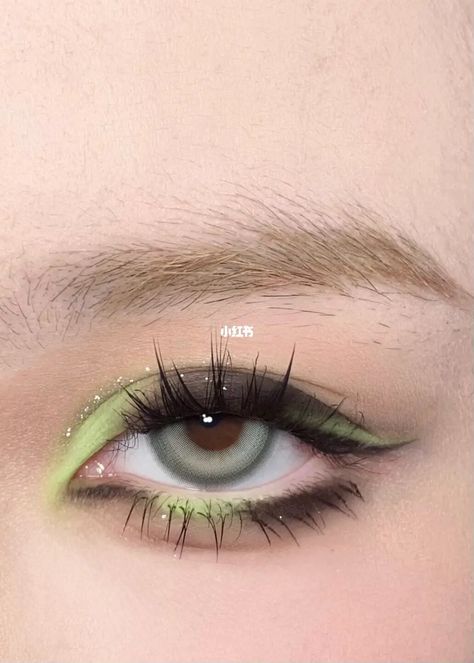 Eyeshadow looks collection Aesthetic Green Makeup Looks, Green Eye Looks Eyeshadows, Cool Eye Shadow Looks, Cottagecore Eyeshadow, Aesthetic Eyeshadow Looks, Simple Green Makeup Looks, Green Makeup Aesthetic, Green Eye Makeup Looks, Green Makeup Looks