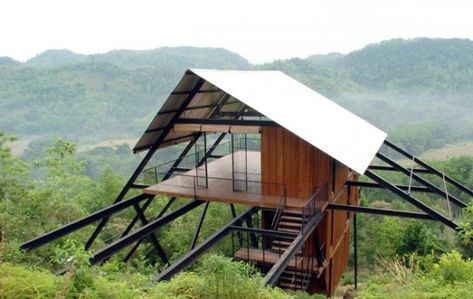 ‘Bungalow at Mathugama’, a suspended house high in the mountains of Sri Lanka by Narein Perera Wooden Structure, Steel Building, Modern Cabin, Mountain House, Container House, Home Look, Tree House, In The Middle, Architecture House