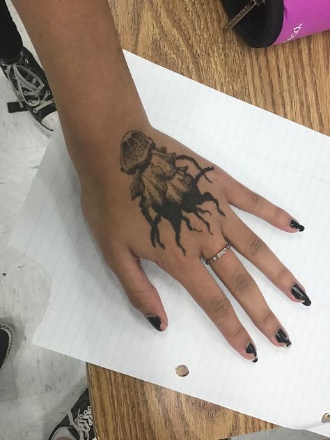 Jellyfish Hand Tattoo, Tattoos Jellyfish, Cute Henna Tattoos, Cute Henna, Tato Henna, Jellyfish Tattoo, Skeleton Hand Tattoo, Henna Tattoo Designs Simple, Henna Tattoos