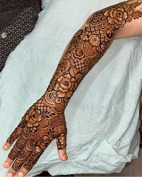 Khafif Mehndi Designs For Bride, Kafif Design Full Hand Bridal, Bridel Mehandi Full Hand Simple, Floral Bridal Mehndi Designs, Bridal Mehndi Designs Back Hands Brides, Bride Mahendi, Khafif Designs, Back Hand Bridal Mehndi, Mehndi Engagement