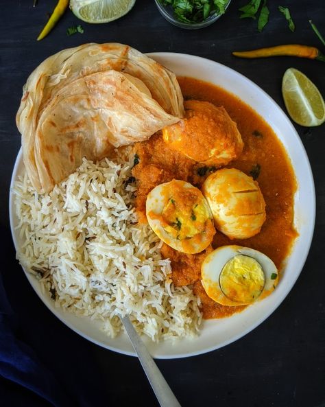 Boiled Egg Curry, Bengali Chicken Curry, Garlic Butta Soaked Eggs, Egg Curry Bengali Style, Bengali Fish Curry, Bangladeshi Food, Indian Side Dishes, Methi Seeds, How To Boil Rice