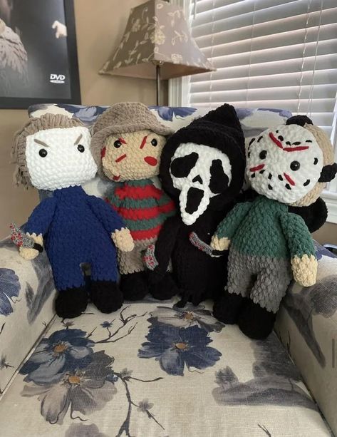 Tim Burton Crochet, Crochet Tips And Tricks, Crochet Disney, Crochet Tips, Crochet Design Pattern, Kawaii Crochet, Bead Charms Diy, Fun Crochet Projects, Halloween Crochet