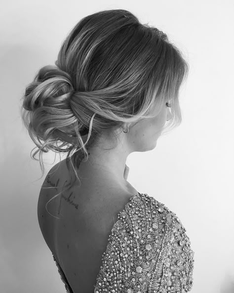 Amazing updo hairstyle with the wow factor. Finding just the right wedding hair for your wedding day is no small task but we’re about to make things a little bit easier.From soft and romantic, to classic with modern twist these romantic wedding hairstyles with gorgeous details will inspire you Updo Loose, Loose Wedding Hair, Messy Hair Updo, Messy Wedding Hair, Loose Updo, Romantic Wedding Hair, Messy Updo, Loose Braids, Peinados Recogidos