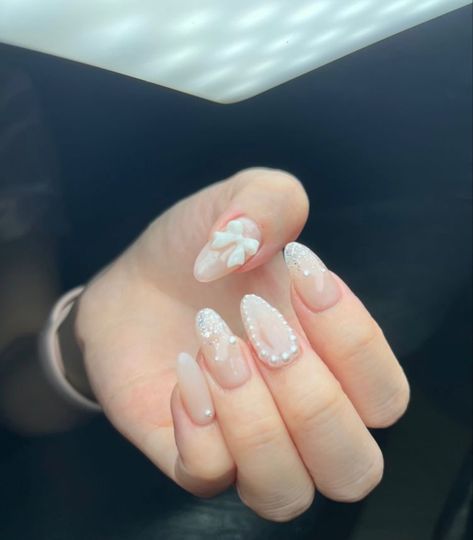 Pearl Jewel Nails, Pearl Korean Nails, Pearl Embellished Nails, Cute Nails With Pearls, Pearl Nail Charms, Prom Nails Pearl, Cute Nails Charms, Nails Jewels Design, Pearl Flower Nails