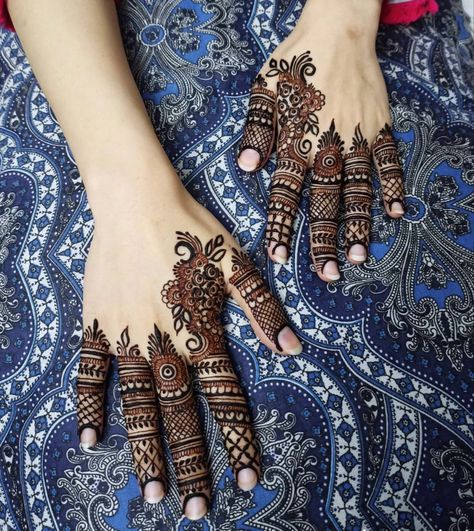 Henna Jari, Mehndi Design Simple Finger, Easy Finger Mehendi Designs, Finger Mehndi Design Simple, Fingers Mehendi, Mehdi Degine, Simple Finger Mehndi, Mehndi Design Finger, Mehndi Design Stylish