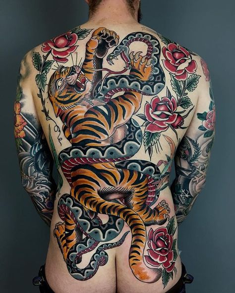 Huge traditional tiger 🐯 and snake 🐍 fight back piece tattoo by Clemens Hahn (@clemens_hahn) from Mannheim, Germany. Check out our Instagram channel 🔥 @styng.tattoo 🔥 for your daily dose tattoo designs, tattoo models and inspiration! Traditional Tattoo Back Piece, Traditional Tattoo Animals, Traditional Back Tattoo, Backpiece Tattoo, Back Piece Tattoo, Traditional Tattoo Sleeve, Pieces Tattoo, Traditional Tattoo Art, Back Piece