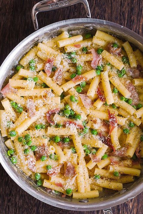 Prosciutto Pasta with Peas and Parmesan Cheese Recipes With Prosciutto, Pasta With Spinach And Tomatoes, Chicken And Bacon Pasta, Ham And Peas, Peas Recipes, Prosciutto Pasta, Prosciutto Recipes, Pasta With Spinach, Pasta With Peas