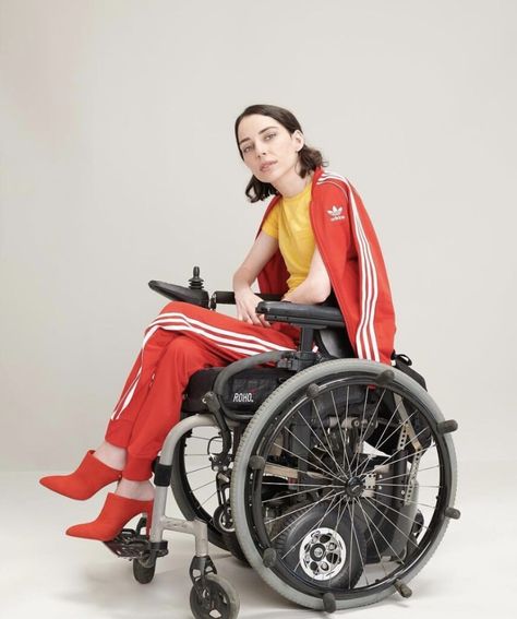 Disabled Fashion, Wheelchair Fashion, Wheelchair Women, Wheel Chair, Adaptive Clothing, Casual Outfit Inspiration, 90s Fashion Outfits, Human Poses Reference, Figure Poses