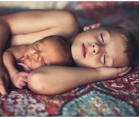 Photo Bb, Newborn Sibling, Photoshoot Newborn, Foto Kids, Sibling Pictures, Newborn Photography Boy, Newborn Family Photos, Sibling Photography, Newborn Photography Poses