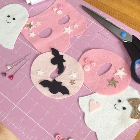 Cute Girly Crafts, Halloween Felt Board, Pink Halloween Crafts, Pink Halloween Decorations Diy, Diy Pink Halloween Decor, Cute Halloween Diy, Halloween Pink, Pastel Halloween, Pink Halloween Decor