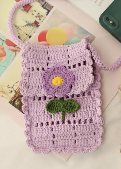 Crochet bottle cover patterns ideas - free crochet project Cottagecore Crochet, Crochet Sling Bag, Sling Crossbody Bag, Hello Kitty Crochet, Crochet With Cotton Yarn, Mini Cute, Kawaii Crochet, Crochet Purse Patterns, Crochet Bags Purses