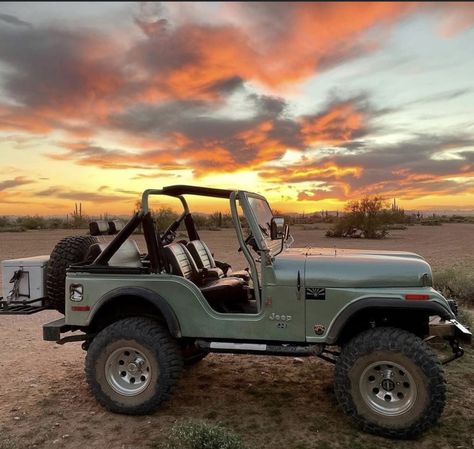 Pretty Jeep Wrangler, Classic Jeep Wrangler, Green Vintage Bronco, Old Jeeps Vintage, Green Jeep Aesthetic, Vintage Jeep Aesthetic, Brown Jeep, Jeep Old, Old Jeep Aesthetic