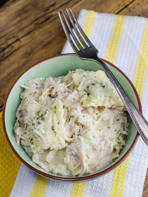 Crock Pot Spinach Ravioli Recipe is the perfect family dinner recipe! Alfredo Sauce , spinach ravioli, and cheesy goodness! The slow cooker crockpot makes this dinner so easy. Chicken Ravioli Casserole, Chicken Ravioli Recipe, Recipe Alfredo Sauce, Spinach Ravioli Recipe, Crockpot Ravioli, Chicken Ravioli, Ravioli Casserole, Family Dinner Recipe, Spinach Ravioli