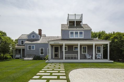 Francis Farrell and Jennifer Sell’s home in Nantucket. Nantucket Style Homes, Cobblestone Driveway, Modern Pool House, Shingle House, Nantucket Style, Driveway Entrance, Driveway Design, Driveway Landscaping, Colonial House