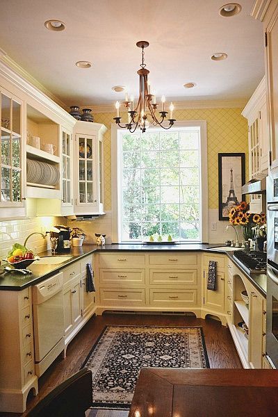 Cozy Yellow Country Kitchens: Chic Design Ideas & Timeless Charm Extraordinary Houses, Yellow Country Kitchens, Historical Kitchen, Vintage Yellow Kitchen, Historic Kitchen, Magnolia Kitchen, Kitchen Yellow, Yellow Cabinets, Bold Kitchen