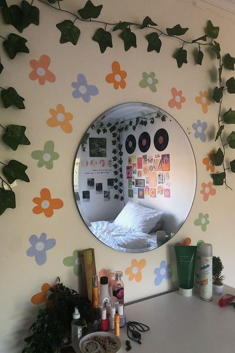 Room Fake Plants, Circle Mirror Wall, Gold Circle Mirror, Vanity Living Room, Mirror For Entryway, Living Room Gold, Vinyl Records Wall, Records Wall, Mirror Room