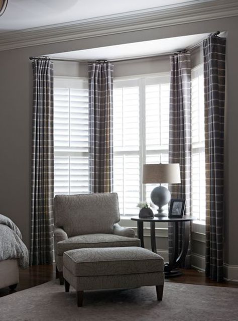 Ideas For Treating A Bay Window - Don't be intimidated. Blinds Galore offers options, ideas and photos for inspiration for window treatments on bay windows. Interior Curtains, Window Modern, Bay Window Treatments, Bedroom Bay Window, Bay Window Living Room, Window Decorating, Bay Window Curtains, Window Curtains Living Room, Bow Window