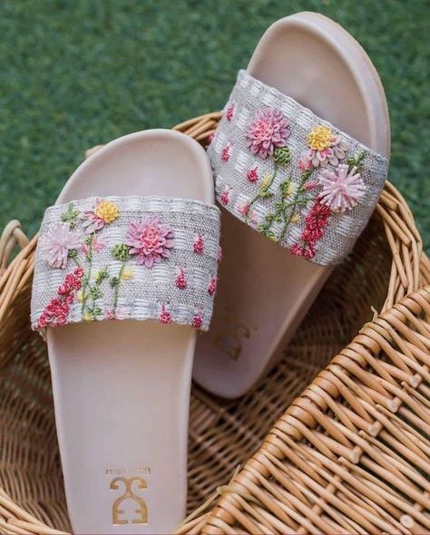 Bridal Sandals Heels, Slippers Design, Medium Heel Shoes, Heel Sandals Outfit, Fancy Sandals, Pretty Sandals, Fashion Shoes Heels, Flat Slippers, Shoes Heels Classy