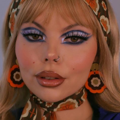 70s Eye Makeup: 27 Groovy Ideas - Disco, Hippie, and Glam Looks with Tutorials 70s Makeup Hippie, Disco Makeup 1970s, 70’s Disco Makeup, 70s Disco Hair, 70s Eye Makeup, 70’s Makeup, Outfits Disco, 70s Makeup Look, The 70s Aesthetic