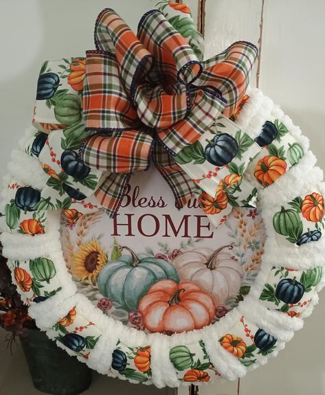 This is a 14 in. Fall yarn wreath, made using wire wreath form, chunky yarn and pretty pumpkin ribbon. Boho Fall Wreath Diy, Snowflake Wreaths, Fall Yarn Wreaths, Fall Ribbon Wreath, Pumpkins Crafts, Christmas Yarn Wreaths, Couronne Diy, Yarn Wreaths, Dt Crafts