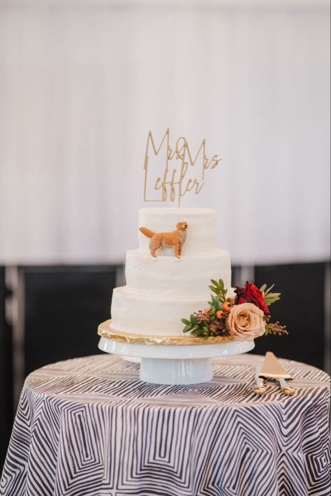 Wedding Cake Golden Retriever, Wedding Cake With Golden Retriever, Simple Wedding Cake With Dog Topper, Golden Retriever Cake, Otter Wedding Cake Topper, Golden Retriever Wedding, Wedding Cake Topper Dog, Dog Eating Wedding Cake Topper, Rustic Wedding Cake