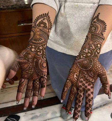 #mehndi #henna Thick Henna Designs, Thick Mehndi Designs, Ancient Persian Architecture, Front Mehndi, New Mehndi Design, Front Mehndi Design, Karva Chauth, Persian Architecture, Pretty Henna