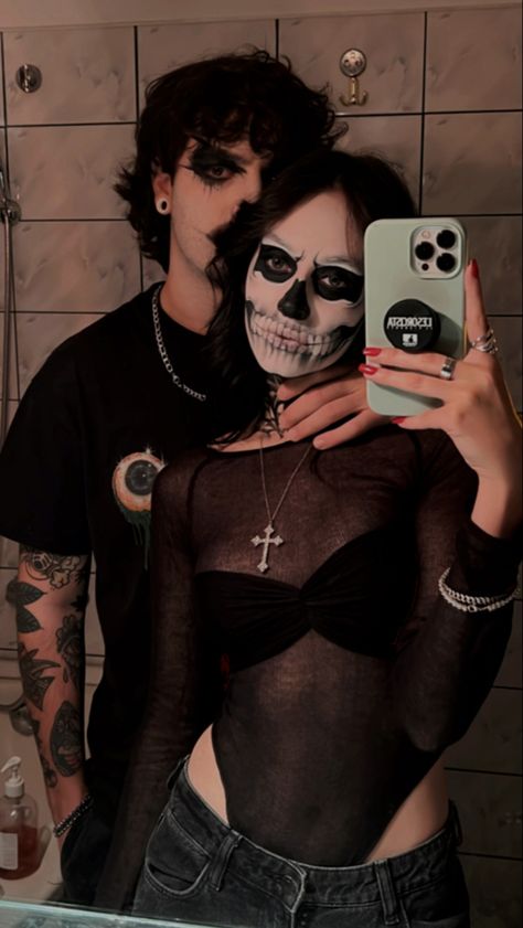 couple makeup inspiration for halloween Skull Costume Women, Couple Halloween Makeup, Halloween Casal, Skull Makeup Halloween, Silly Funny, Halloween Couple, Skull Makeup, Fantasias Halloween, Couple Halloween