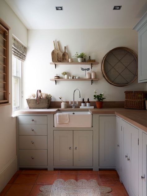 Old Farmhouse Kitchen, Classical Kitchen, Cottage Extension, Country Modern Home, Wood Worktop, Victorian Kitchen, Cottage Interior, Cottage Kitchens, Country Style Kitchen