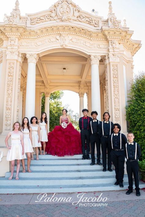 Quinceanera Group Photos, Photo Shoot Ideas For Quinceanera, Quincenera Family Photos, Quince Pictures With Court, Quinceneara Photo Shoot, Quinceanera Picture Ideas With Court, Quinceanera Photoshoot With Court, Quinceanera Damas And Chambelanes, Quinceanera Photography Poses