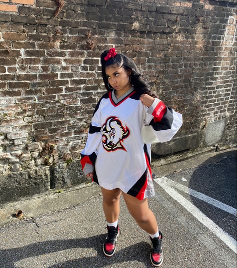 90s Jersey Outfit Black Women, Freaknik Jersey Outfit, Hockey Jersey Outfit Woman 90s, Jersey Outfit Baddie, Oversized Jersey Outfit Black Women, Jersey Dress Outfit Black Women, Baddie Jersey Outfits, Hockey Jersey Outfit Black Woman, Cute 90s Outfits Black Women