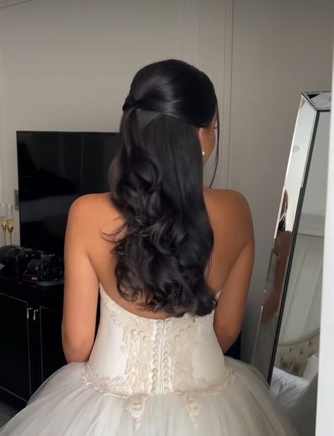 Wedding Hairstyles Latina, Bridal Hair With Accessories, Bridesmaid Hairstyles Black Hair, Down Curly Wedding Hair, Wedding Hair Black Women, Wedding Hairstyles Black Women, Strapless Wedding Dress Hairstyles, Black Bridal Hair, Black Bridesmaids Hairstyles