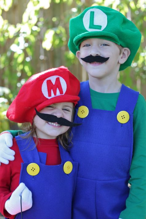 How to Make Mario and Luigi Costumes {Tutorial} - Smashed Peas & Carrots Kids Mario Costume, Mario Costume Diy, Super Mario Kostüm, Mario And Luigi Costumes, Mario And Luigi Halloween, Mario Brothers Costumes, Mario Costumes, Luigi Halloween Costume, Mario Dress