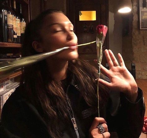 moon 🌙 on Instagram: “Whats ur favorite flower? ⚘ #bellahadid #flowers” Mrs Bella, Bella Hadid Aesthetic, Isabella Hadid, Hadid Sisters, Bella Hadid Outfits, Felicity Jones, Model Aesthetic, Star Girl, Gigi Hadid