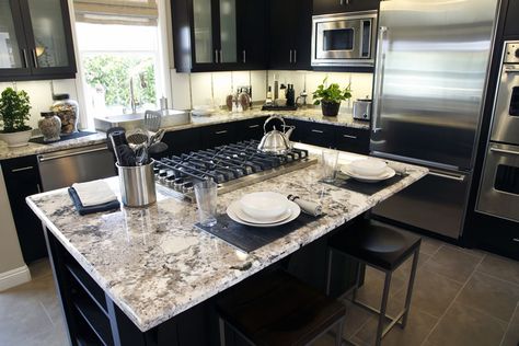 White granite kitchen island with built-in stove top Kitchen Island With Cooktop, Kitchen Island With Granite Top, Kitchen With Granite, Island With Stove, White Granite Kitchen, Kitchen Island With Stove, Granite Kitchen Island, Island Cooktop, White Granite Countertops