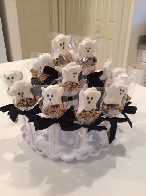 Ghost (Peeps) s'mores made from ghost peeps dipped in chocolate and crushed up Graham crackers then the whole thing goes on a lollipop stick Ghost Peeps, Halloween Donuts, Halloween Foods, Dipped In Chocolate, Halloween Facts, Chocolate Lollipops, Lollipop Sticks, Halloween Goodies, Halloween Food