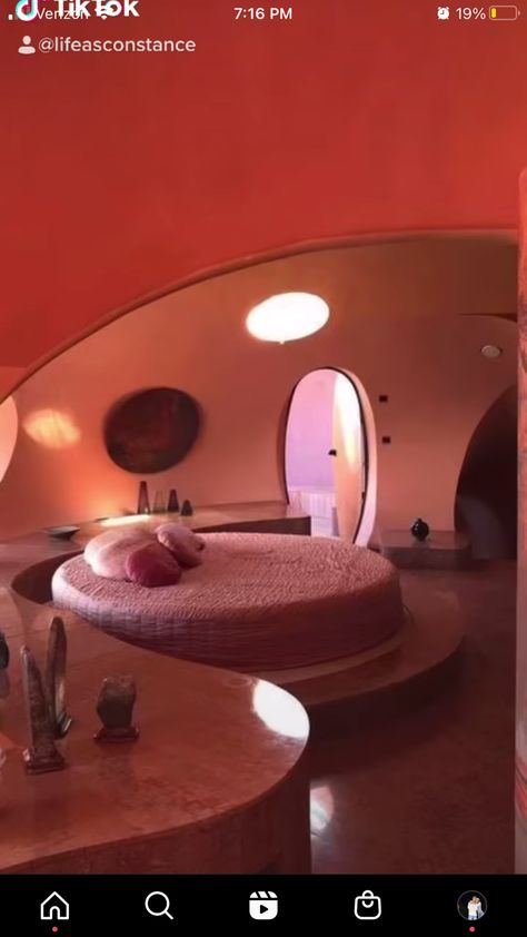 70’s Living Room, 70s Architecture, Futuristic Bedroom, Circle Bed, Bed Aesthetic, Round Bed, Round Beds, Dreams Beds, Hippie Home Decor