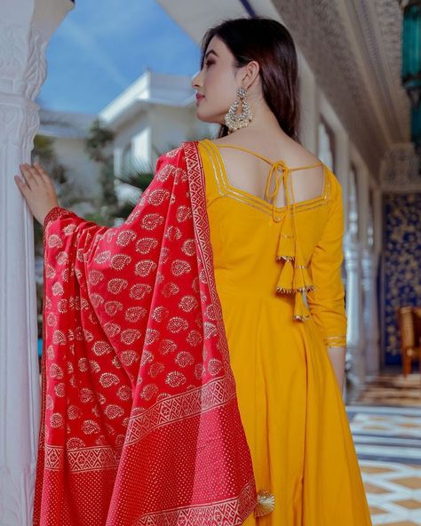 Yellow Kurti, Red Dupatta, Simple Kurti, Long Frock Designs, Anarkali Dress Pattern, Simple Kurta Designs, Long Frock, India Photography, Glitz And Glamour