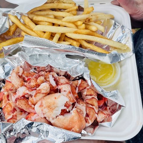 Red's Eats and Their Famous Maine Lobster Roll Maine Lobster Roll, Best Lobster Roll, Lobster Shack, Visit Maine, Lobster Meat, Hiking National Parks, Maine Lobster, Denali National Park, Blueberry Cake