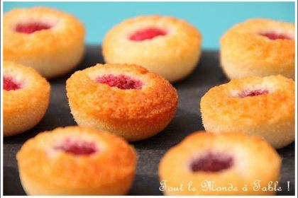 Mini financiers de cyril lignac aux framboises, Recette par Petitegentiane25 - Ptitchef Mini Flan, Mini Patisserie, Dessert Mini, Yule Log Cake, Book Cakes, Cake Factory, Chocolate Decorations, Brazilian Food, Plated Desserts