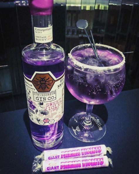 Gin Recipe, Flavoured Gin, Pretty Alcoholic Drinks, Gin Recipes, Parma Violets, Italian Elegance, Gin Bar, Alcohol Aesthetic, Alcohol Bottles