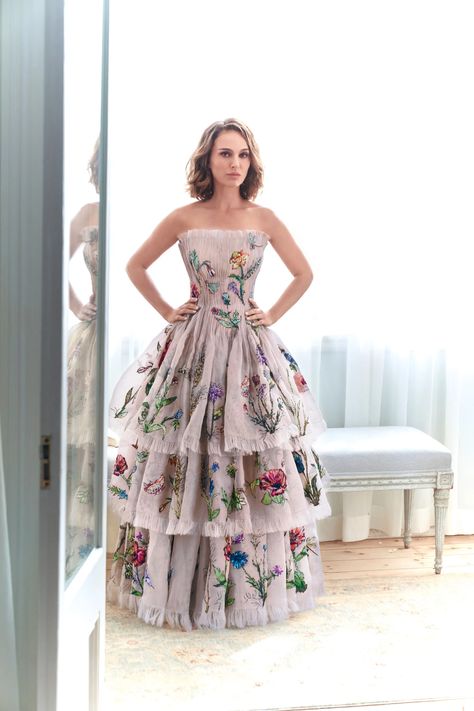 Natalie Portman on Summer Reading, Britney Spears, and the Scent of Love | Vanity Fair Natalie Portman Miss Dior, Natalie Portman Dior, Dior Flowers, Couture Dior, Dior Gown, Dior Dress, Couture Mode, Miss Dior, Natalie Portman