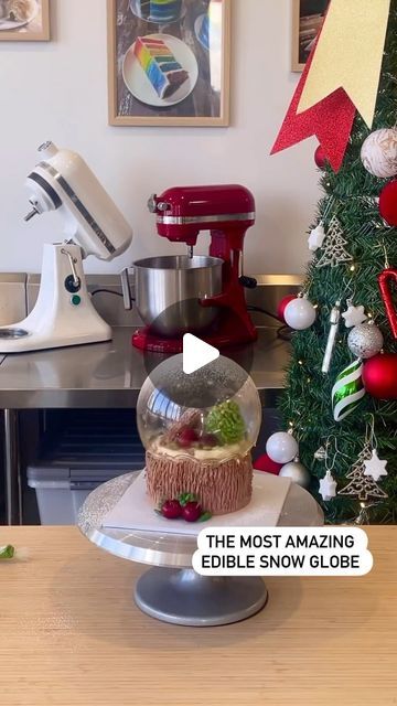 4,420 likes, 46 comments - cakenest.in den November 21, 2023: "How awesome is this edible snow globe from @jaeminscakesandpastries It’s definitely in my to do list for this Chrissy ❄️ Edit: Jaemin used water and sugar for his globe not isomalt (400g of sugar to 200g of water). Mix is heated to 140C and then cooled to 120C before poured on the balloon. This can also be done with isomalt and balloon filled with cooled water to avoid melting/popping the balloon. #Cakersparadise #makeedibleincre Isomalt Snow Globe, Edible Snow Globes, Edible Snow, Snow Globe Cake, Globe Cake, Christmas Snowglobe, Sugar Glass, My To Do List, Cake Supplies