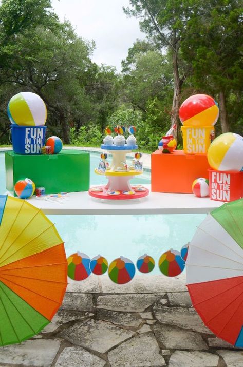 DIY Pool Party Ideas - Beach Ball Summer Party - Easy Decor Ideas for Pools - Best Pool Floats, Coolers, Party Foods and Drinks - Entertaining on A Budget - Step by Step Tutorials and Instructions - Summer Games and Fun Backyard Parties http://diyjoy.com/diy-pool-party-ideas Diy Pool Party Ideas, Pool Party Centerpieces, Summer Pool Party Ideas, Pool Party Diy, Summer Party Diy, Party Centerpieces Diy, Beach Ball Party, Pool Party Ideas, Dream Birthday